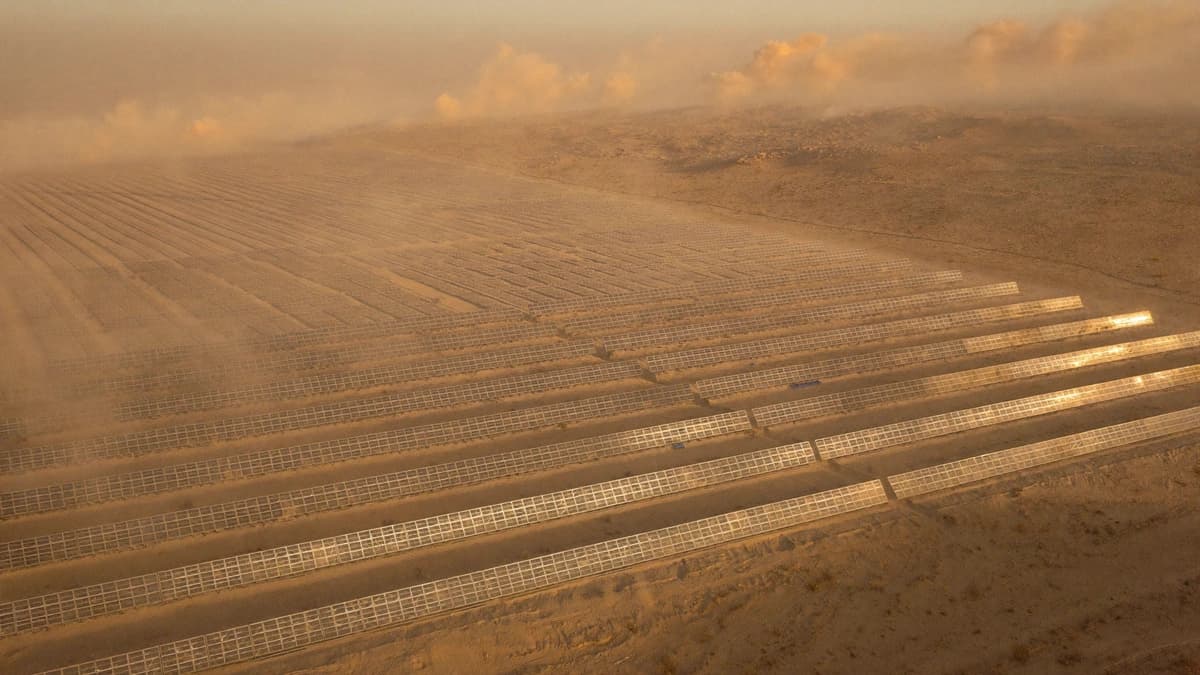 האבק שגונב חשמל: כך פוגעות סופות אבק בייצור הסולארי ובבריאות בישראל