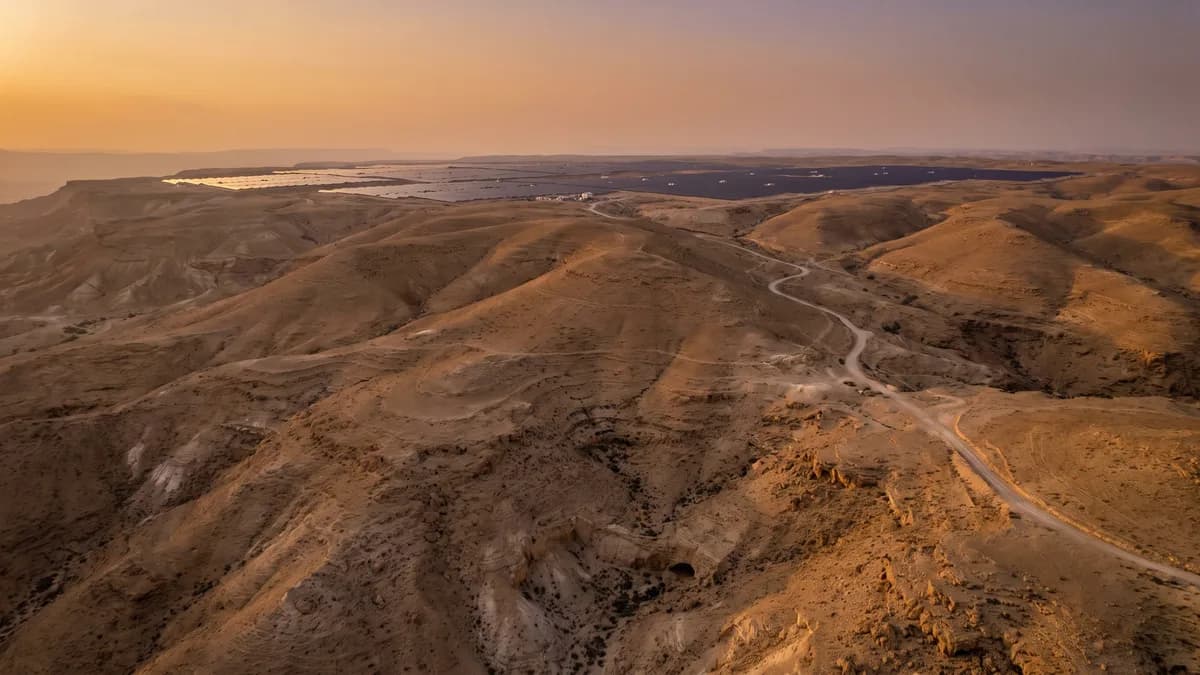 המדבר שאינו ריק: השדה הסולארי בגודל פעמיים תל אביב שמסעיר את הנגב